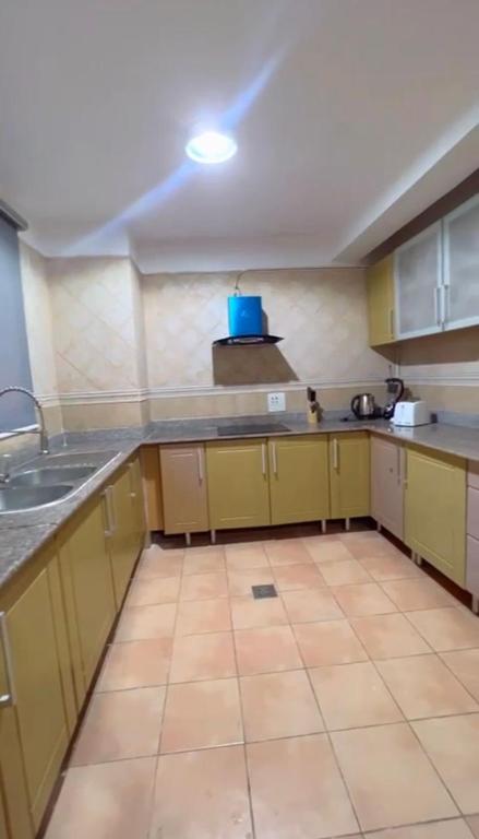 Kuchyň nebo kuchyňský kout v ubytování MULLINER TOWERS OPPOSITE IKOYI CLUB - Luxury 3BR in Ikoyi - elevator, pool, gym, 24h light, security