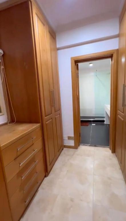 Fotografie z fotogalerie ubytování MULLINER TOWERS OPPOSITE IKOYI CLUB - Luxury 3BR in Ikoyi - elevator, pool, gym, 24h light, security v destinaci Lagos