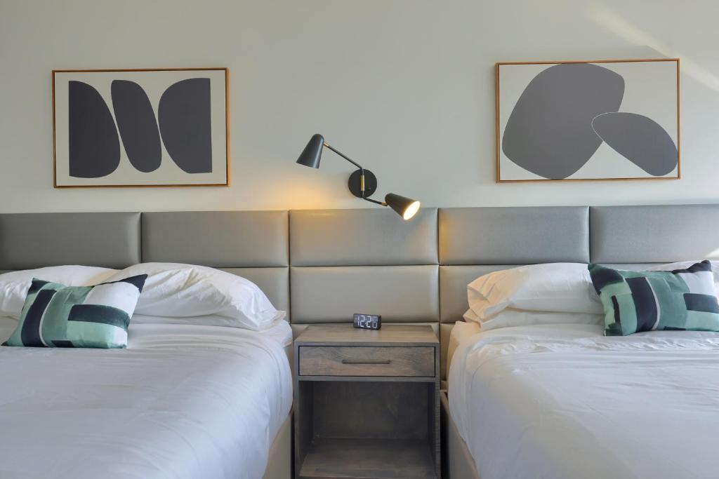 Postel nebo postele na pokoji v ubytování Lititz Pointe Inn and Suites