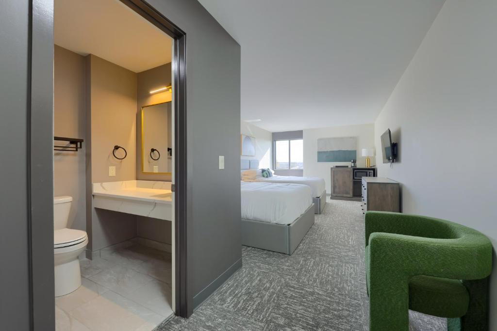 Postel nebo postele na pokoji v ubytování Lititz Pointe Inn and Suites