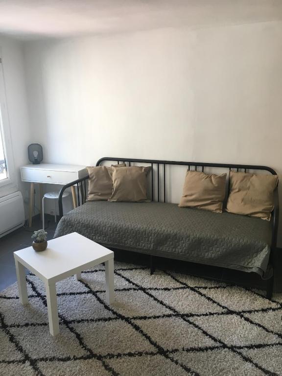 - une chambre avec un lit et une table basse dans l'établissement Studio Centre, Proche du Vieux Port de Marseille, à Marseille