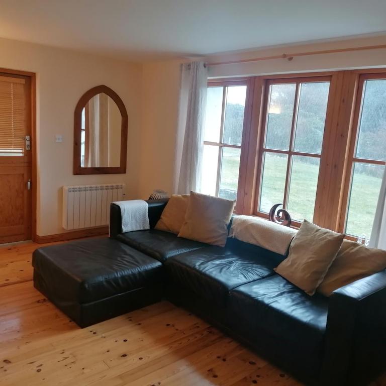 Posezení v ubytování Cheerful 3 bedroom cottage with open fire