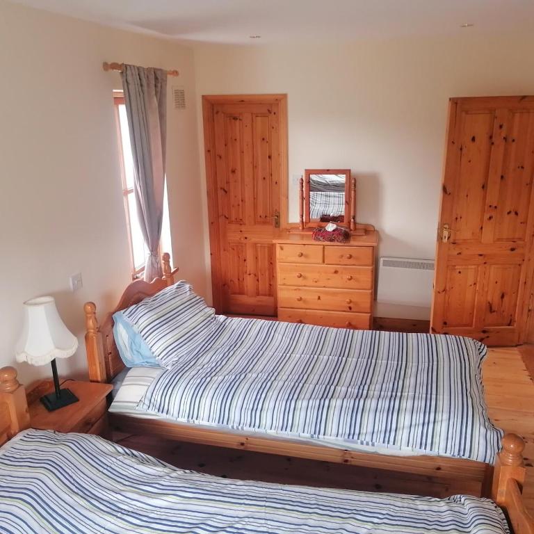 Postel nebo postele na pokoji v ubytování Cheerful 3 bedroom cottage with open fire