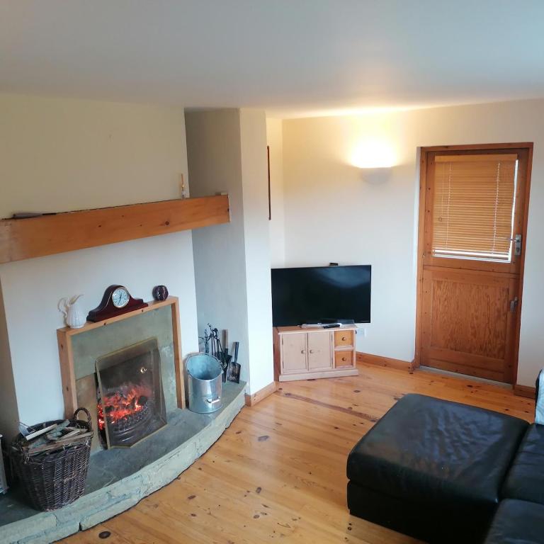 TV a/nebo společenská místnost v ubytování Cheerful 3 bedroom cottage with open fire