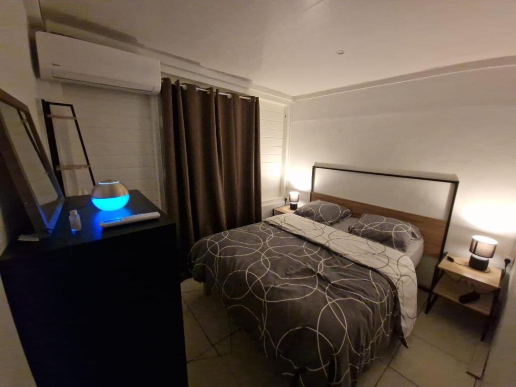 Postel nebo postele na pokoji v ubytování La suite aux hibiscus