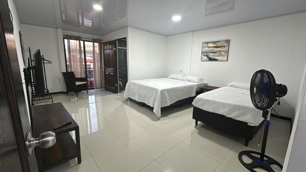 Postel nebo postele na pokoji v ubytování Marianas Apartments 5MIN SJO AIRPORT