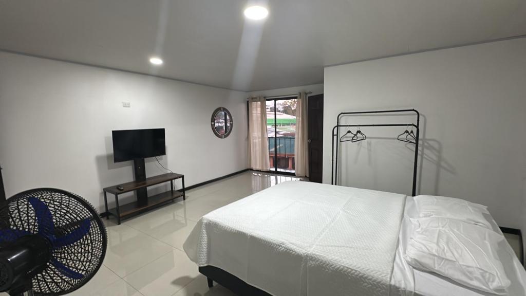 Postel nebo postele na pokoji v ubytování Marianas Apartments 5MIN SJO AIRPORT
