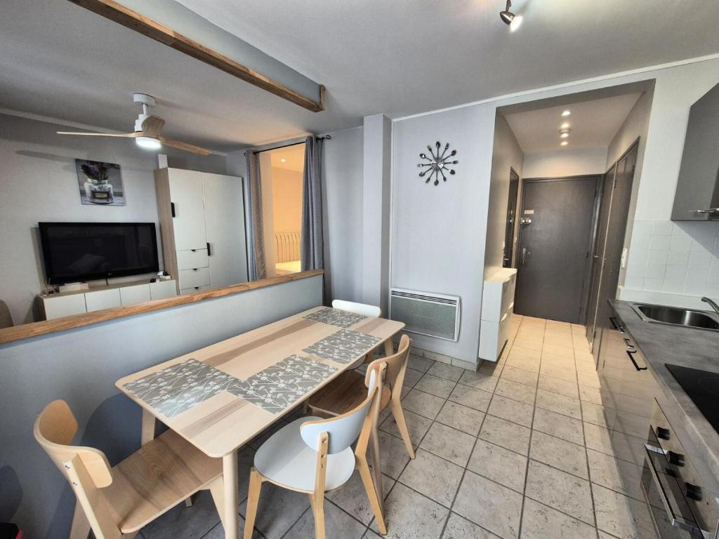une cuisine avec une table et des chaises dans une pièce dans l'établissement Résidence Le Lucasium - Très au calme pour ce joli T1Bis ! MAE-0021, à Aix-les-Bains