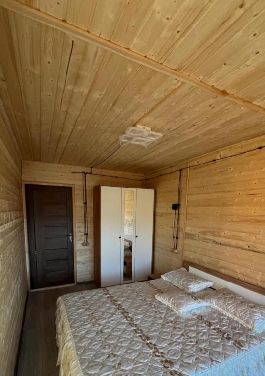 Postel nebo postele na pokoji v ubytování Old Byurakan Cottage