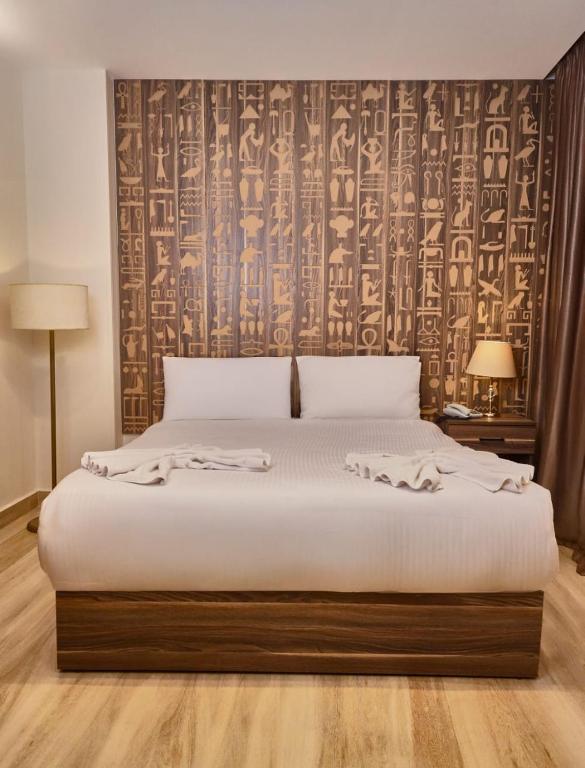 Postel nebo postele na pokoji v ubytování Nefertari Pyramids View Inn