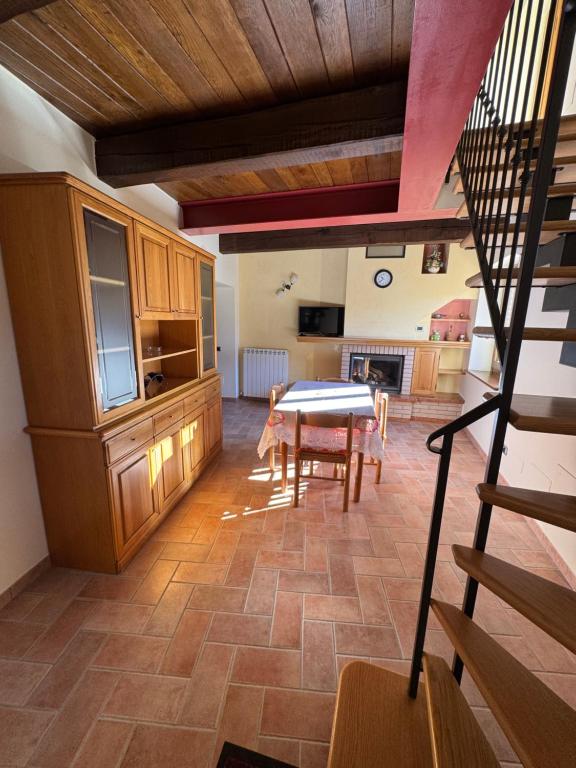 Villa Paterno في Amandola: غرفة معيشة مع طاولة ومطبخ