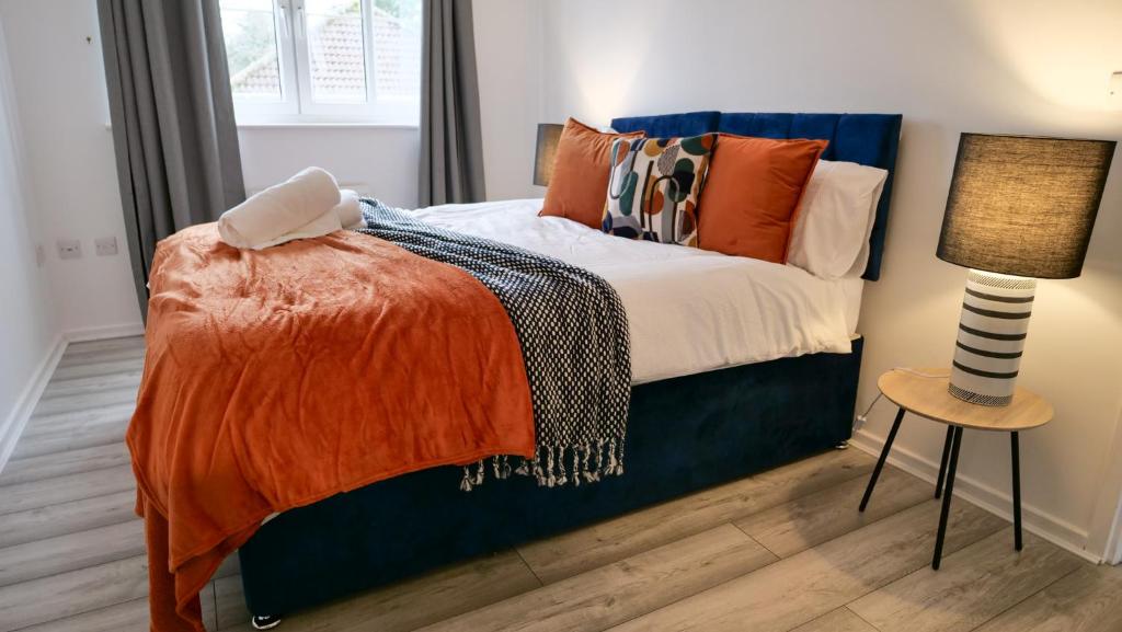 Postel nebo postele na pokoji v ubytování A Place to Rest, A Place to Reconnect, Lovely 3-Bedroom Rainham Home with Parking and WiFi