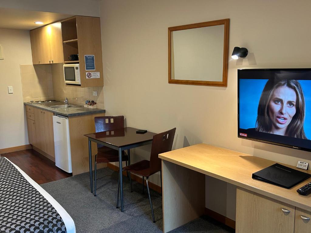 TV a/nebo společenská místnost v ubytování Shelby Motor Lodge