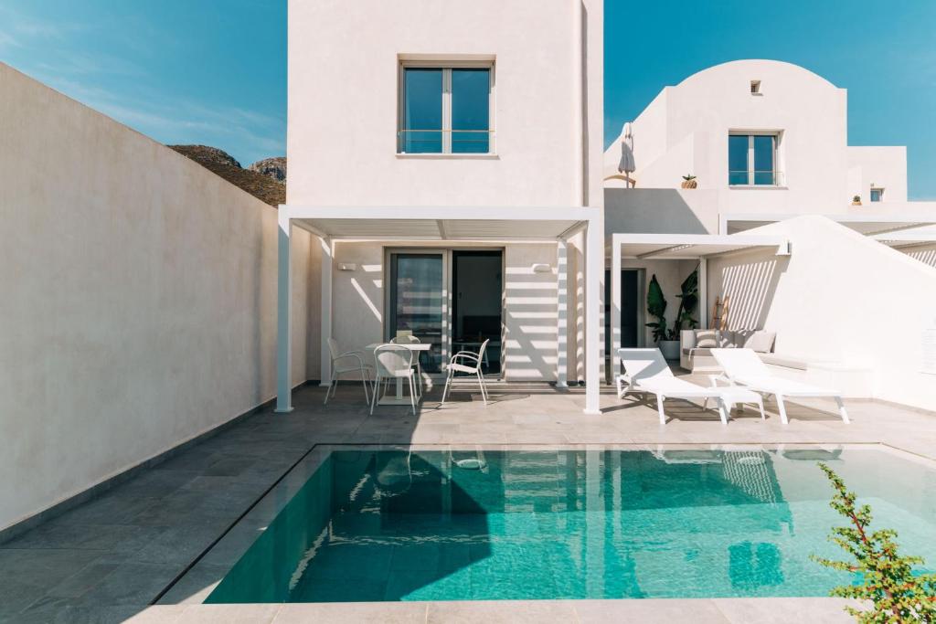 Bazén v ubytování Makrikythera Luxury Suites - Private Pool or Hot Tub Suites nebo v jeho okolí