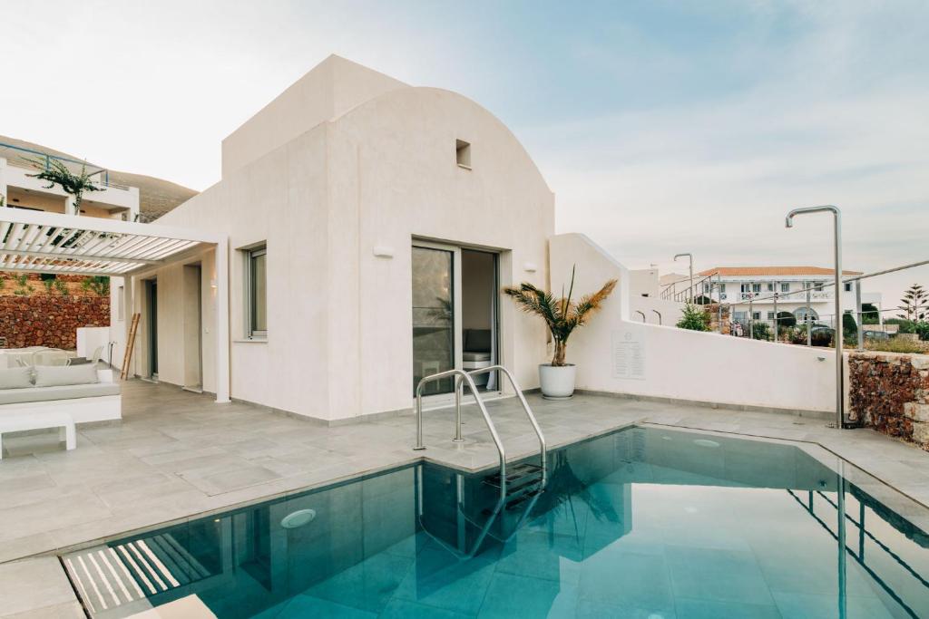 Bazén v ubytování Makrikythera Luxury Suites - Private Pool or Hot Tub Suites nebo v jeho okolí
