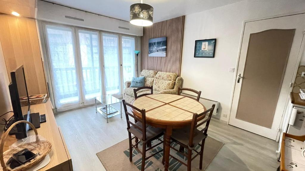 un salon avec une table et un canapé dans l'établissement Appartement 2 pièces entièrement rénové, à Villers-sur-Mer