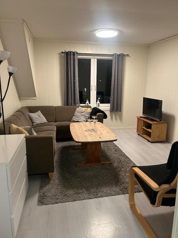 a living room with a couch and a table at Leilighet med 3 soverom nær sentrum in Kristiansand