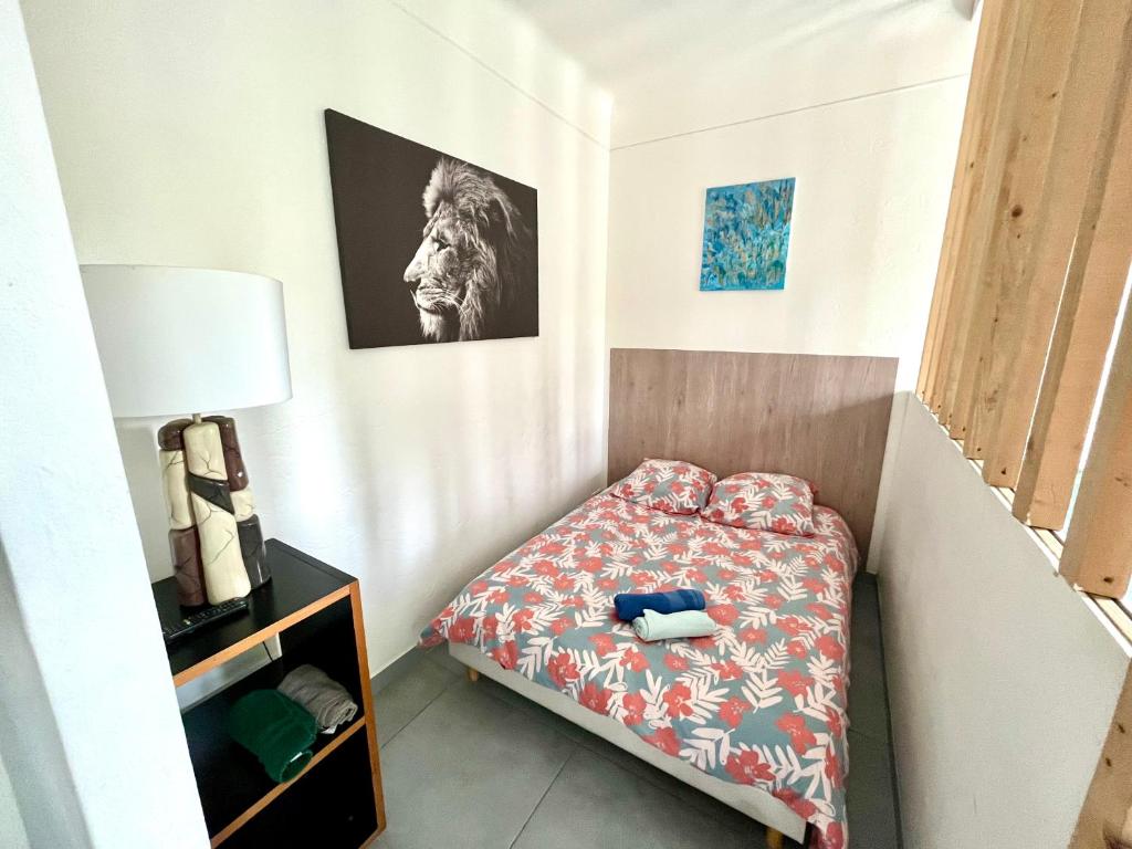 - une petite chambre avec un lit et une lampe dans l'établissement Appartement ILIOS Cannes, au Cannet