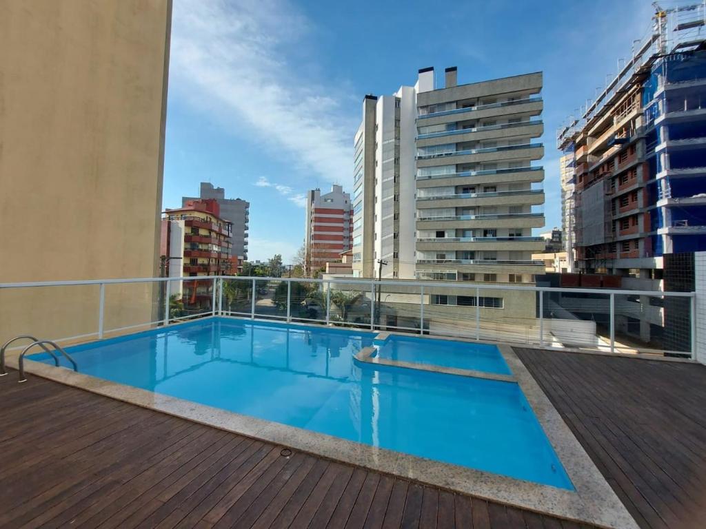 Πισίνα στο ή κοντά στο Apartamento de 2 suítes com vista para o mar