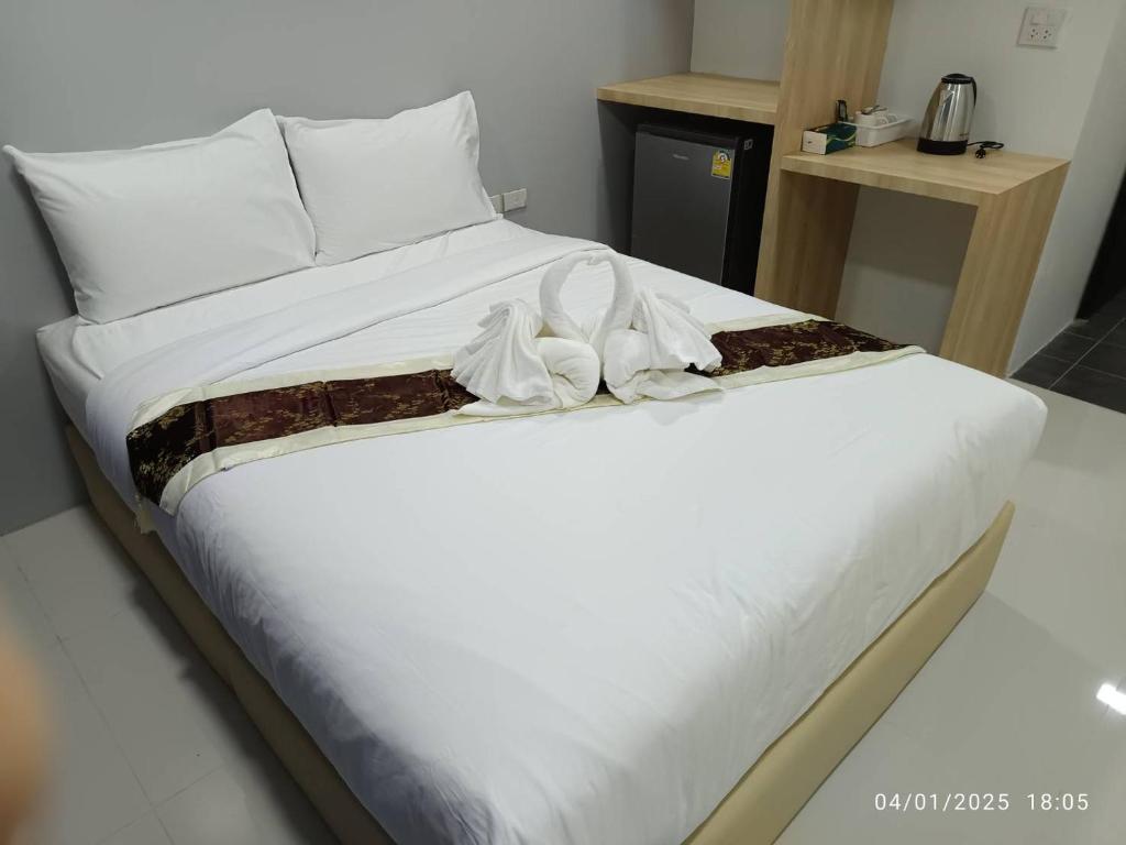 Postel nebo postele na pokoji v ubytování The Answer Hotel