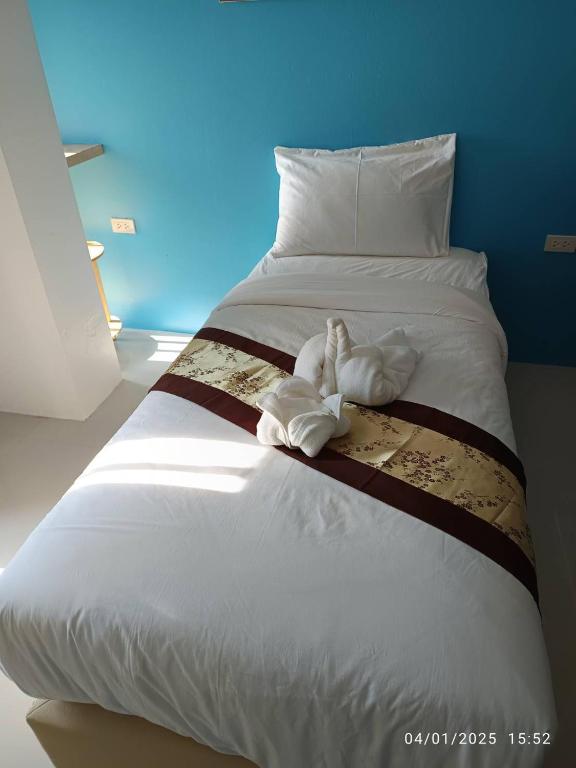 Postel nebo postele na pokoji v ubytování The Answer Hotel