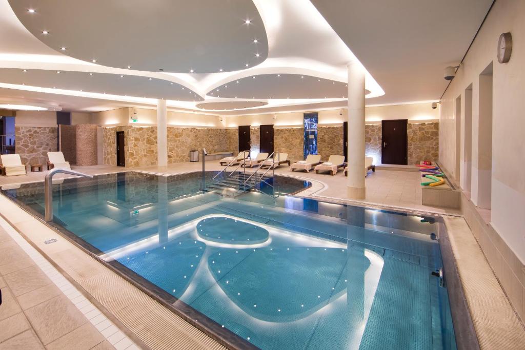 una grande piscina coperta nella hall dell'hotel di Hotel Król Kazimierz a Kazimierz Dolny
