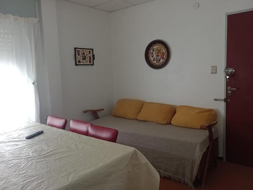 a bedroom with a bed with yellow pillows on it at depar en Santa zona centro in Santa Teresita