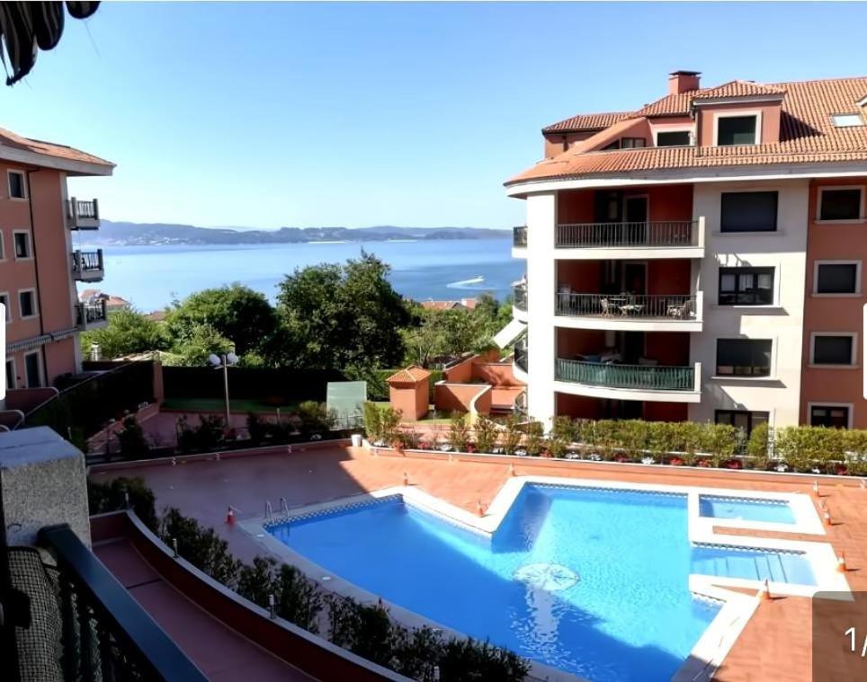 Hồ bơi trong/gần Apto en Urbanizacion Isla de Ons con garaje, piscina y vistas al mar