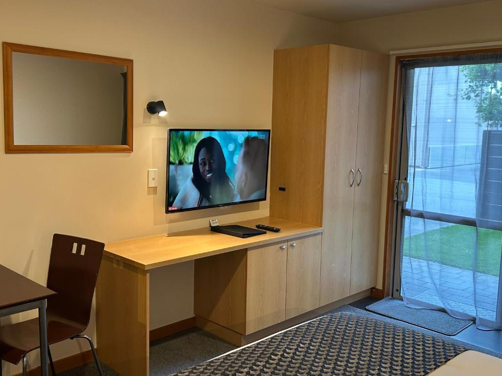 TV a/nebo společenská místnost v ubytování Shelby Motor Lodge