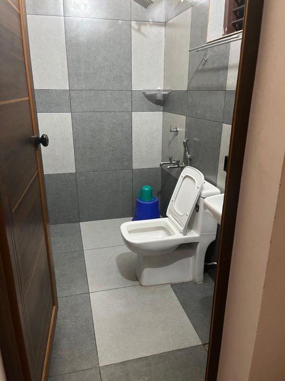 Koupelna v ubytování VARIYATH HOMESTAY THIRUNELLi