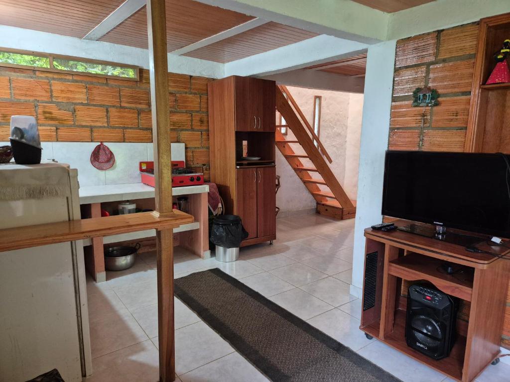 TV a/nebo společenská místnost v ubytování Cabaña Campestre de Descanso