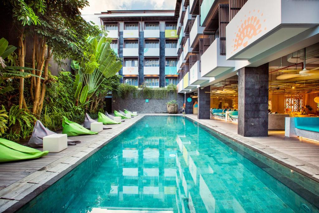 A piscina localizada em Tijili Hotel Seminyak ou nos arredores