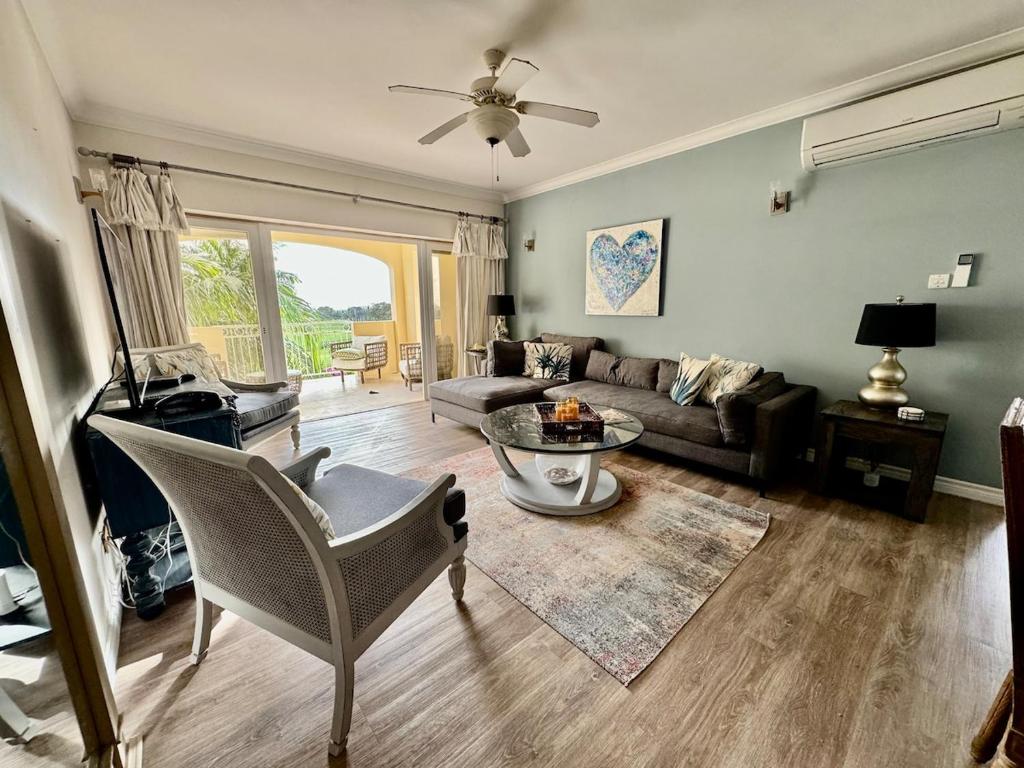 Χώρος καθιστικού στο 2Bed Modern Condo with AC, Pool, Rooftop patio, 5 Min to Beach