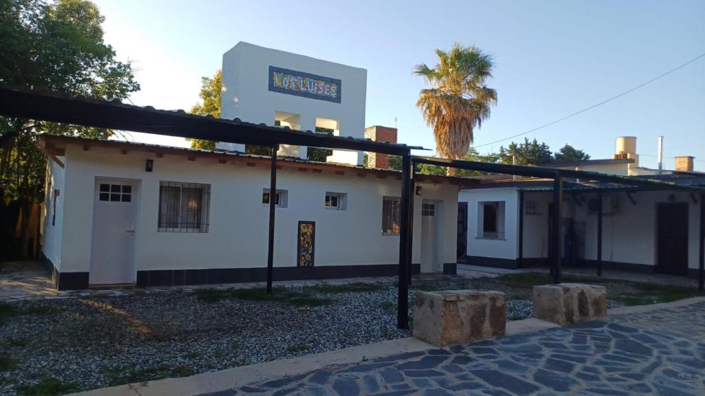 ein Gebäude mit einem Schild darauf in der Unterkunft Los Luises - Departamentos Céntricos in Mina Clavero