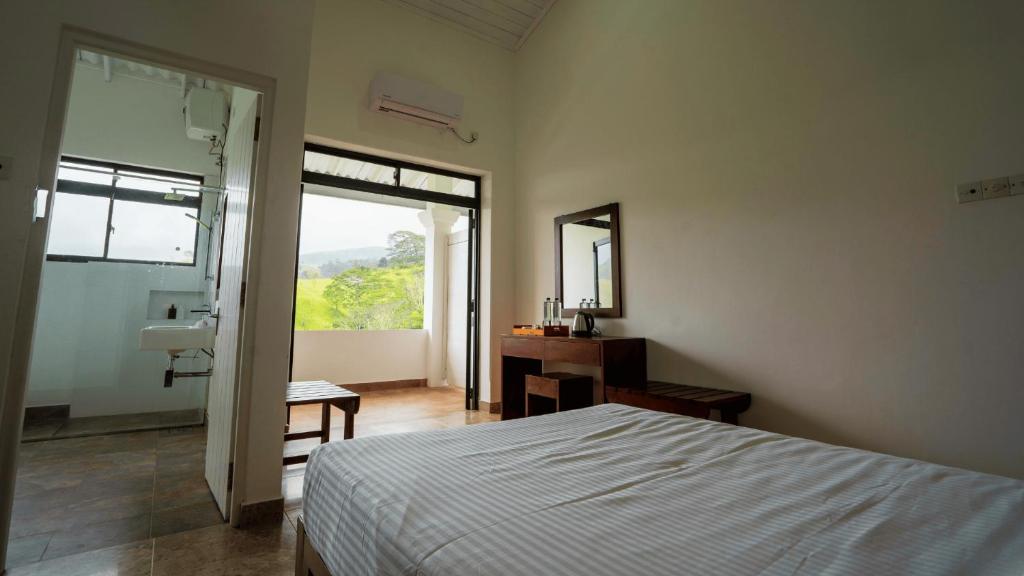 Postel nebo postele na pokoji v ubytování Shiro in Kandy