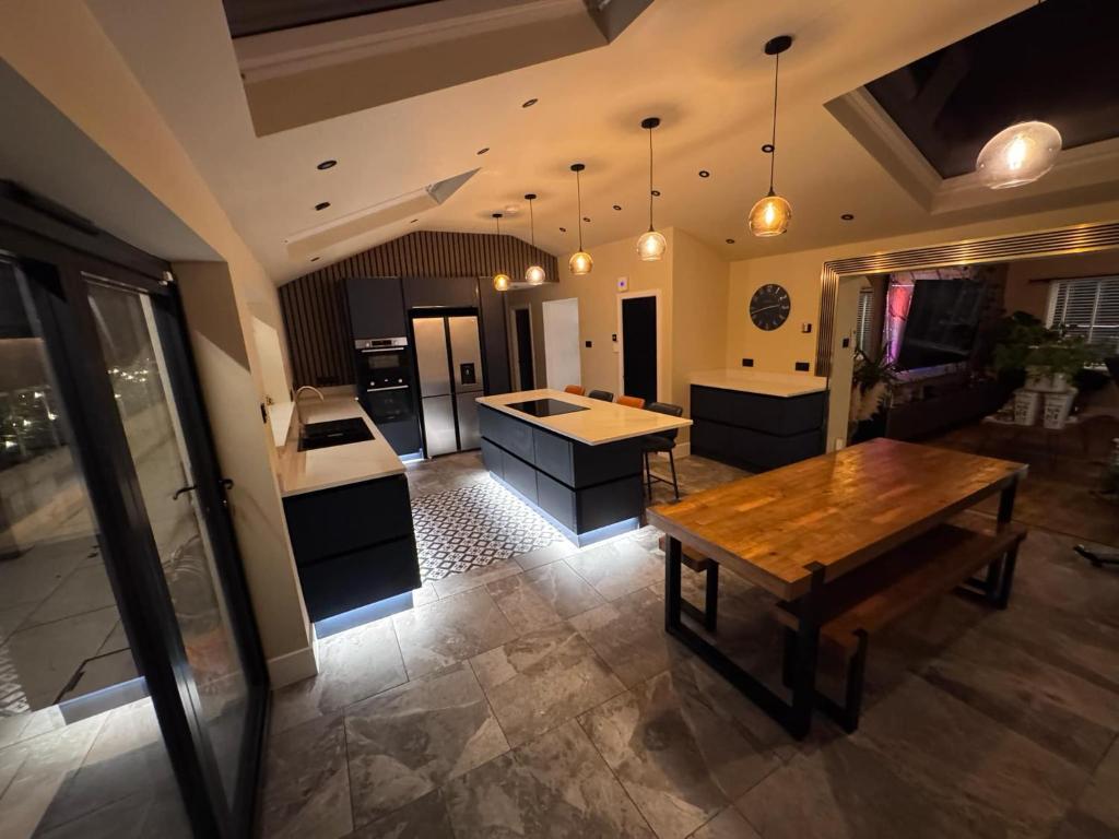 una vista aérea de una cocina con una mesa de madera en The Bungalow by The Garden Spa Stays, 4 bed, Sauna - Hot Tub - Ice Bath, en Radstock