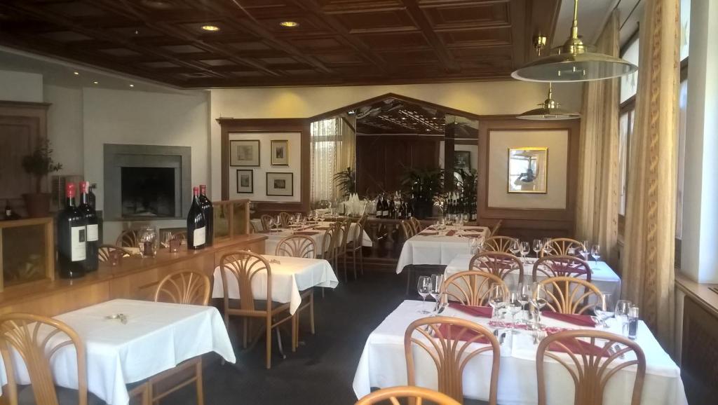 Ein Restaurant oder anderes Speiselokal in der Unterkunft Albergo Faido 