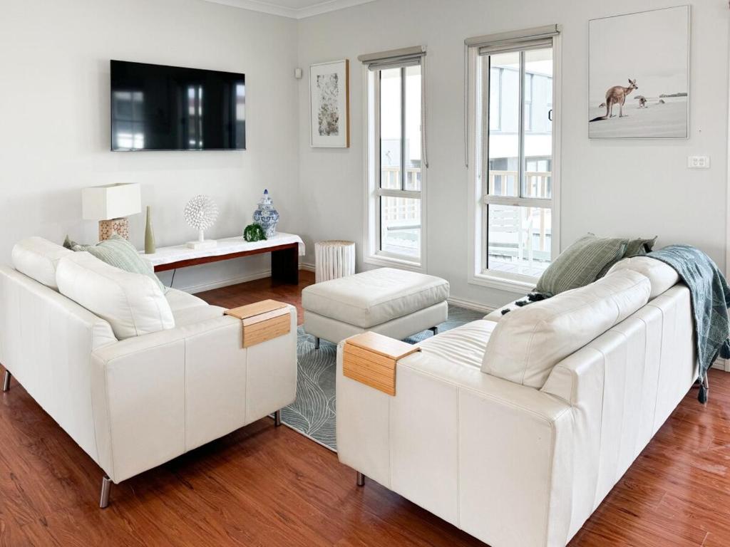 Televisyen dan/atau pusat hiburan di Coastal Sanctuary, Pet Firendly with Fireplace, wood provided Just 50m to Kilcunda Beach and 100m to the Ocean View Hotel The Sticks and Copper Door Kitchen Accessibility Friendly