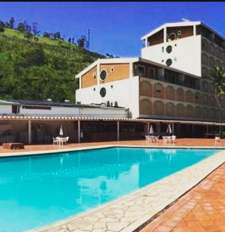 a large swimming pool in front of a building at Flat Cavalinho Branco - Ap 136 in Águas de Lindoia