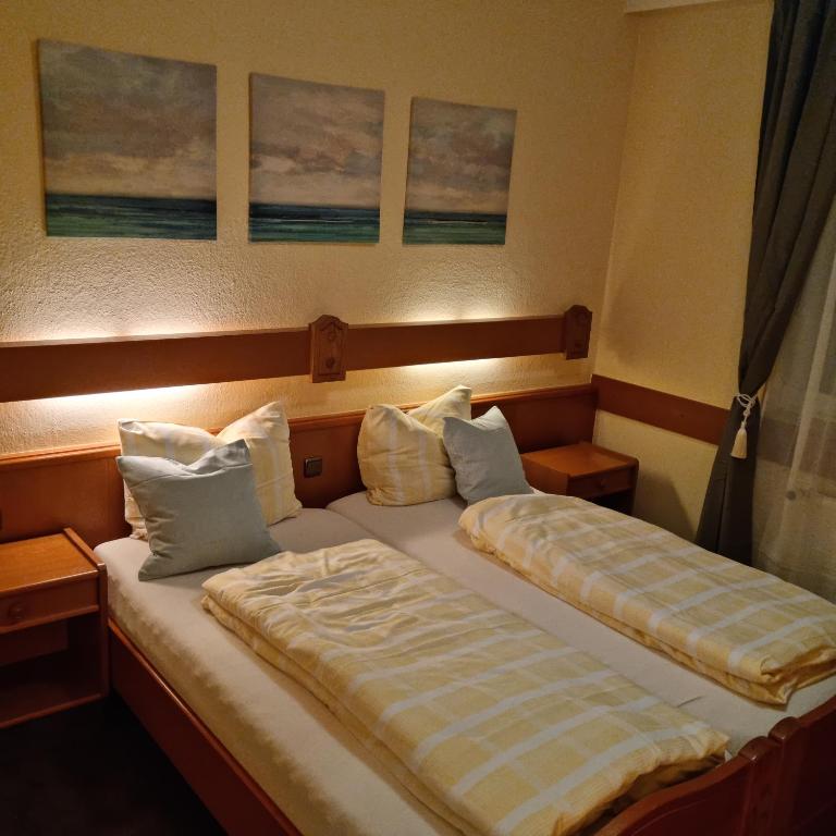 two beds in a room with two pillows at 2x Einzelbetten - Gästezimmer - 11min von Gießen Zentrum 8,4km in Fernwald in Steinbach