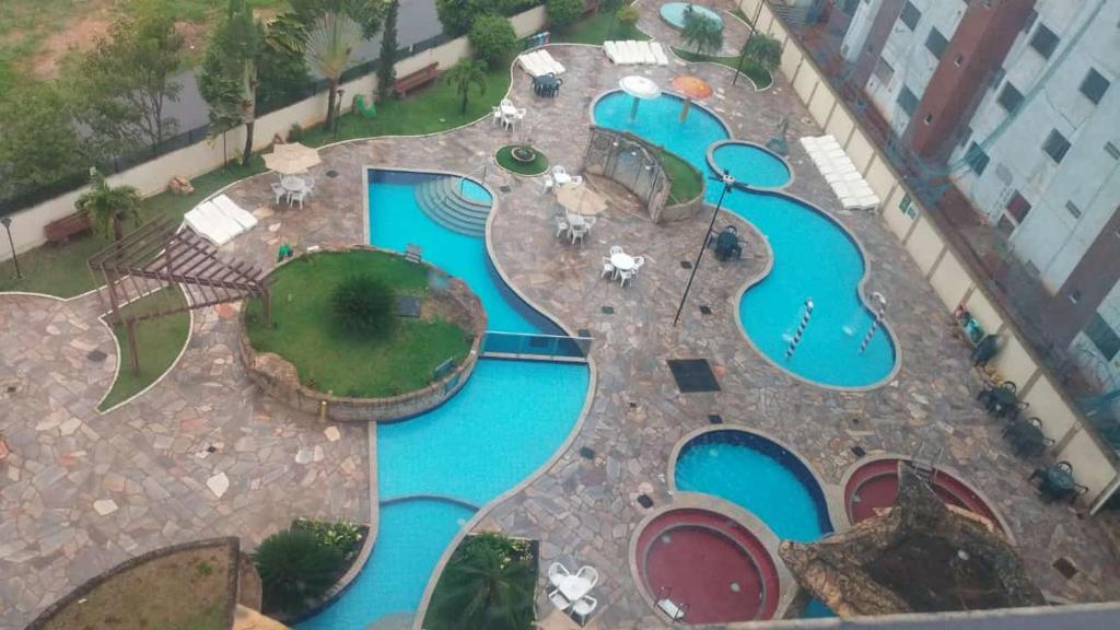 an aerial view of a swimming pool at a resort at Flat em Caldas Novas no Golden Dolphin Supreme e próx Shopping Singapura com Utensílios e conforto in Caldas Novas