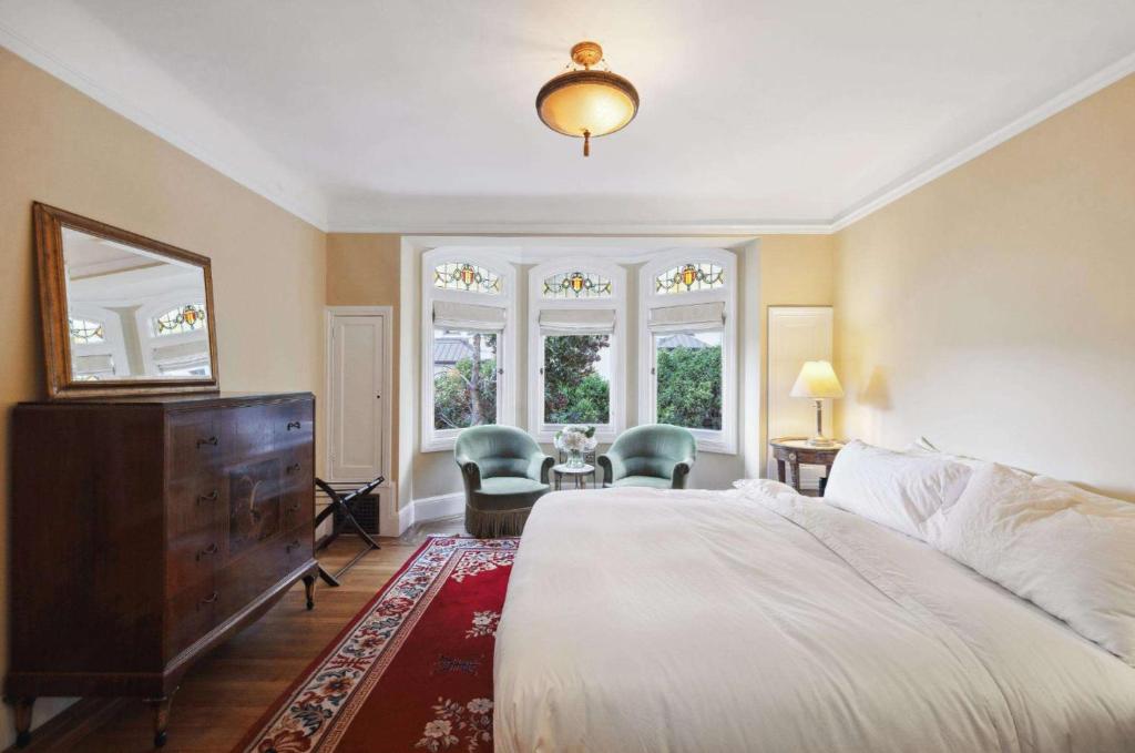 Ένα ή περισσότερα κρεβάτια σε δωμάτιο στο Nob Hill Charm