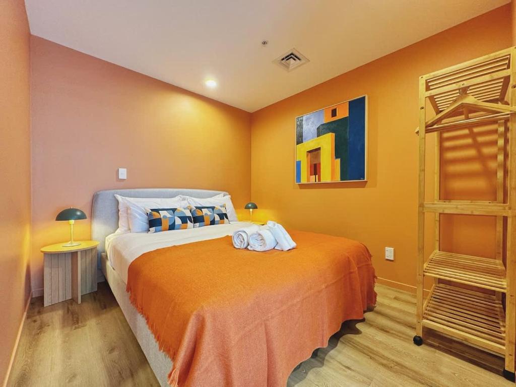 New & Modern Stylish 2BR vs Aircon in the City Next to Albert Park - Resim 10