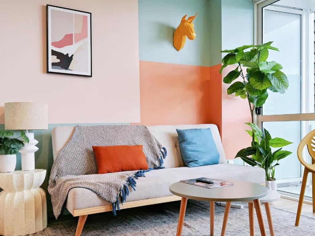 New & Modern Stylish 2BR vs Aircon in the City Next to Albert Park - Resim 14