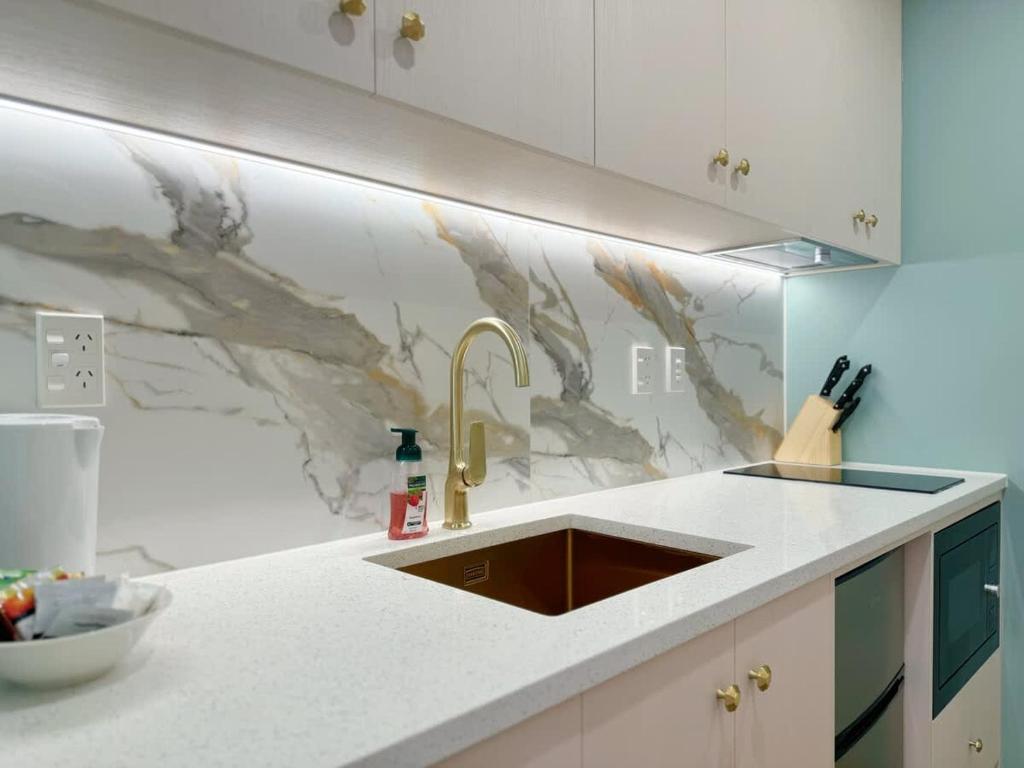 New & Modern Stylish 2BR vs Aircon in the City Next to Albert Park - Resim 16