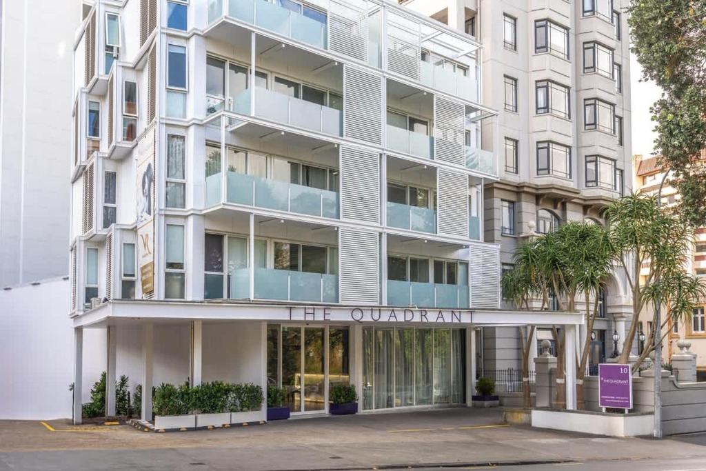 New & Modern Stylish 2BR vs Aircon in the City Next to Albert Park - Resim 17