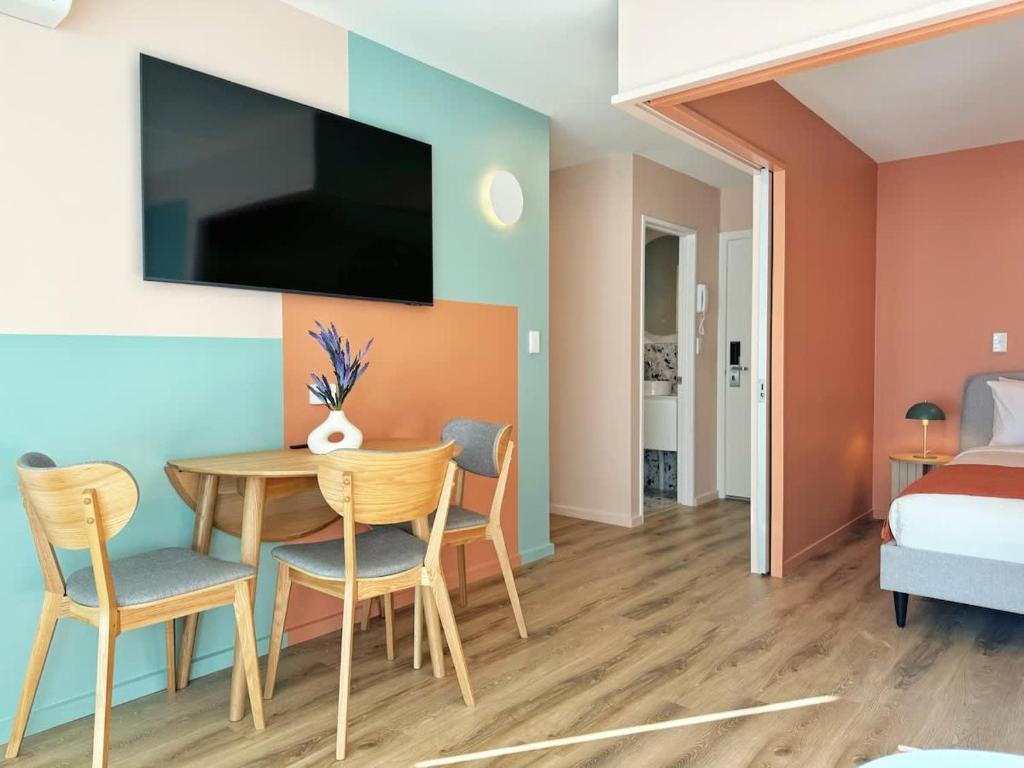 New & Modern Stylish 2BR vs Aircon in the City Next to Albert Park - Resim 18