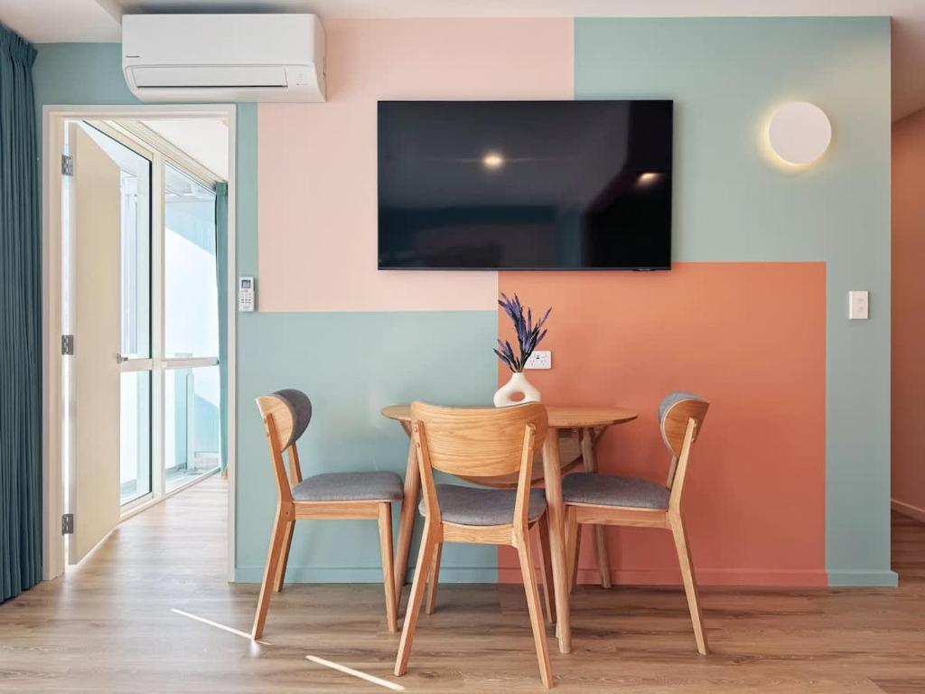 New & Modern Stylish 2BR vs Aircon in the City Next to Albert Park - Resim 19