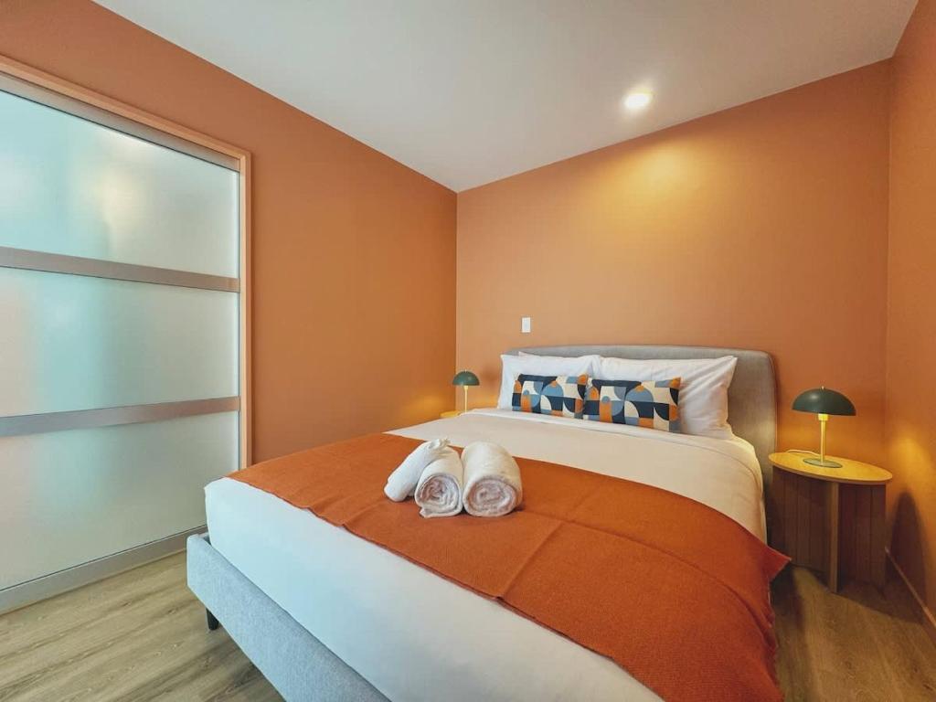 New & Modern Stylish 2BR vs Aircon in the City Next to Albert Park - Resim 21