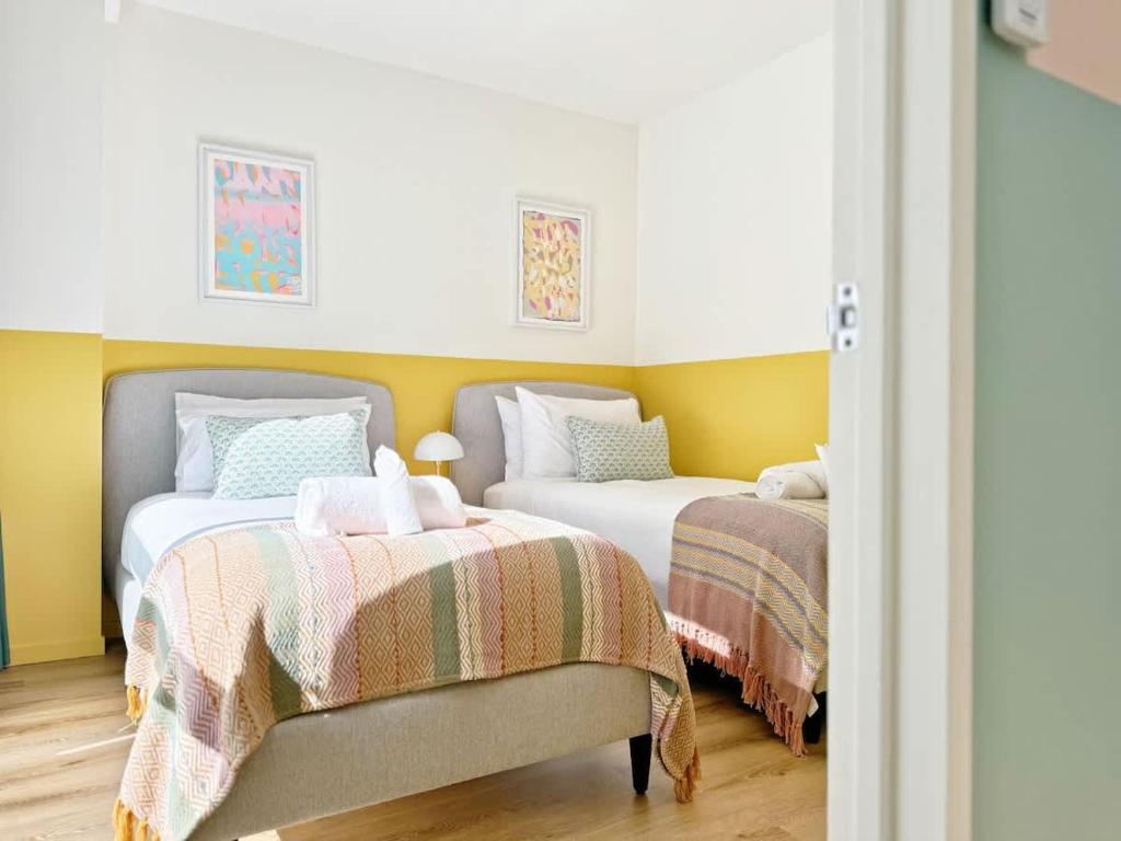 New & Modern Stylish 2BR vs Aircon in the City Next to Albert Park - Resim 22